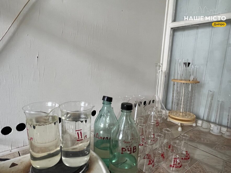 В Дніпрі показали, як перевіряють якість питної води на одній з насосно-фільтрувальних станцій