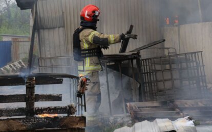Страшні руйнування: що відбувається на місці ракетної атаки в Дніпровському районі