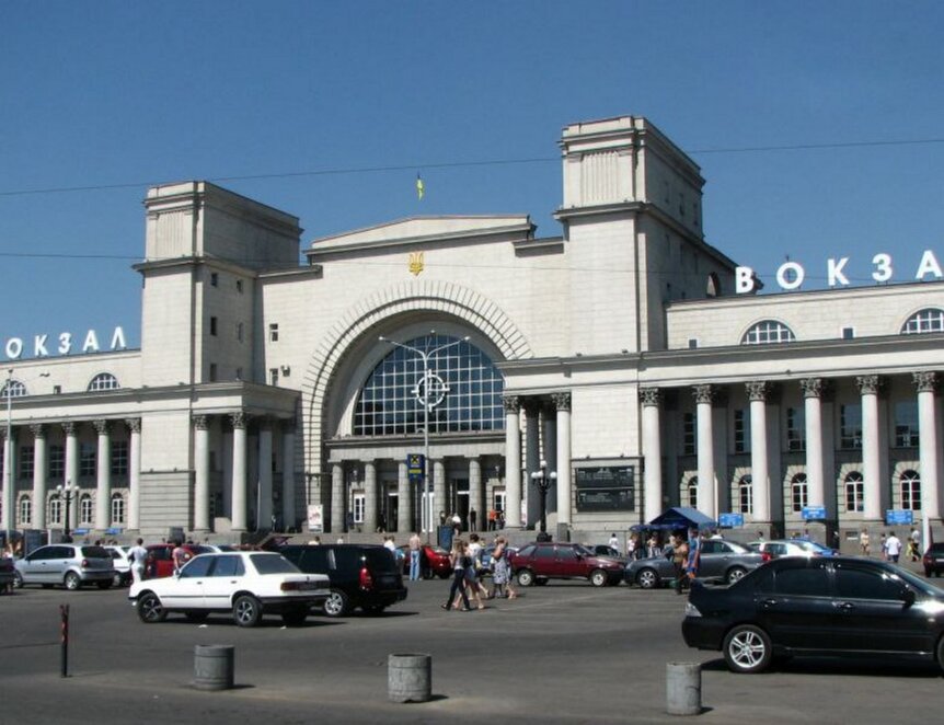 На залізничному вокзалі Дніпра прибуття та відправка поїздів затримується