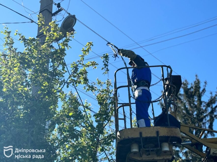 У Дніпрі модернізують зовнішнє освітлення на вул. Червона Калина