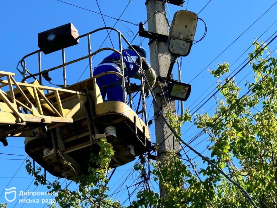 У Дніпрі модернізують зовнішнє освітлення на вул. Червона Калина