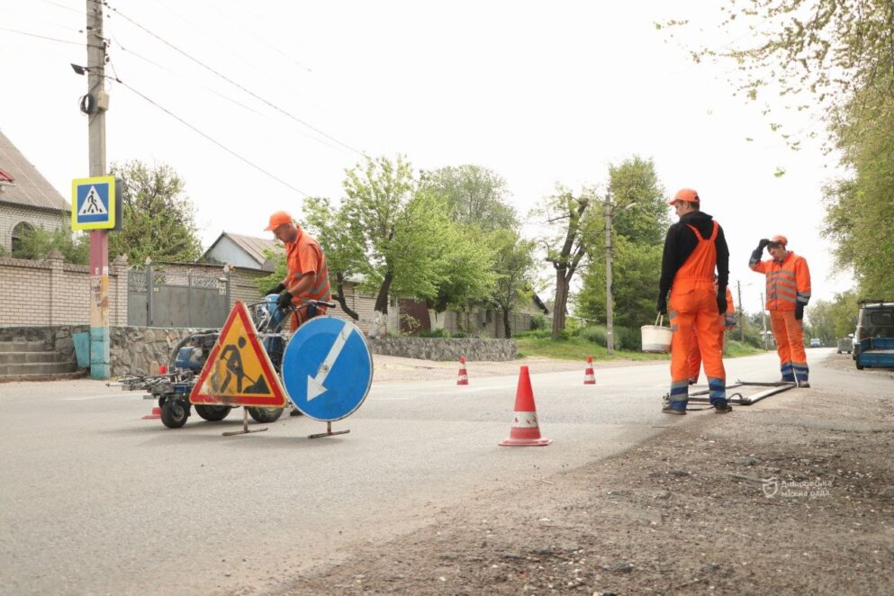 У Дніпрі із настанням тепла оновлюють дорожню розмітку