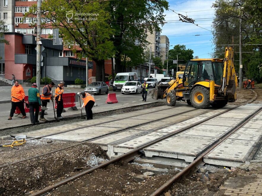 У Дніпрі завершують ремонт аварійного трамвайного переїзду на розі просп. Лесі Українки та вул. Андрія Фабра