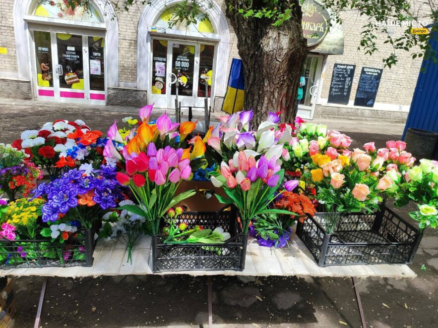 У Дніпрі заборонено продавати "мертві" квіти: які штрафи діють