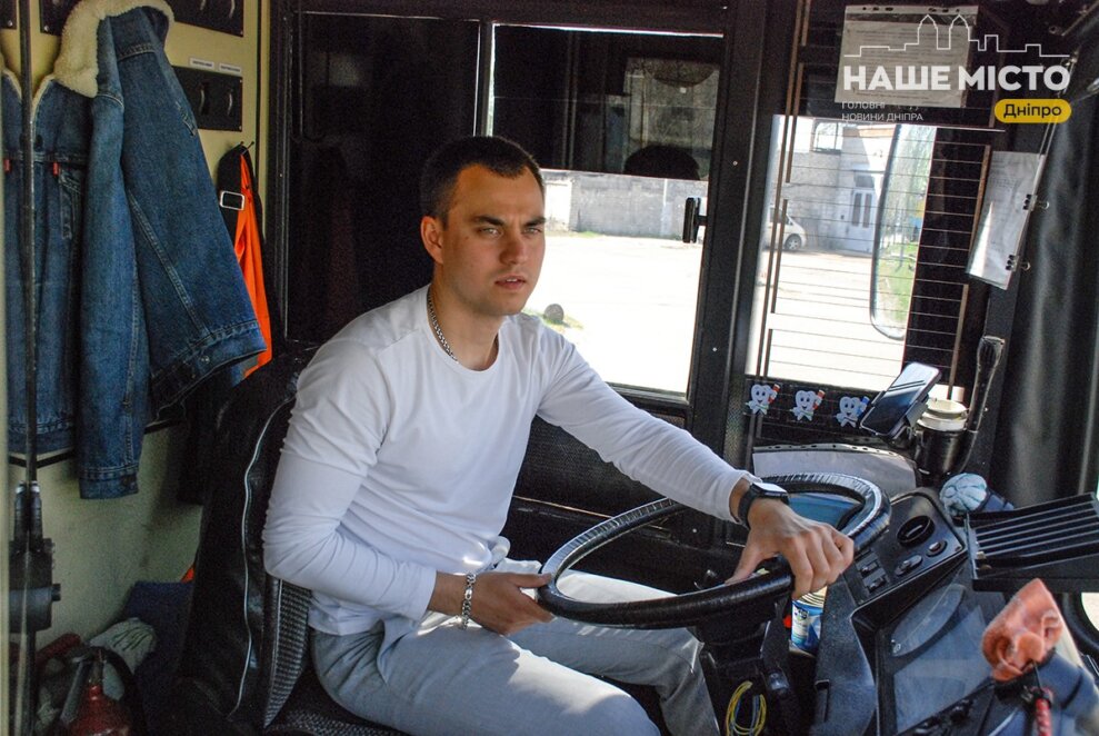 водій тролейбуса з двома вищими освітами