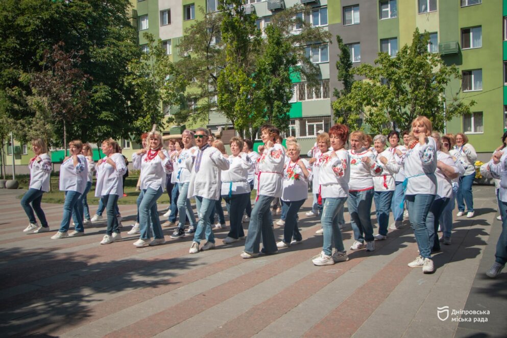 У Дніпрі до Дня вишиванки на пам’ятник Шевченку одягли величезний вишитий кептар