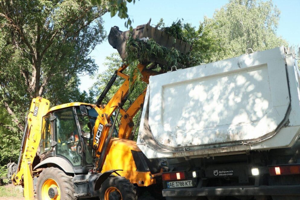 На дніпровських кладовищах з'явились зручні контейнери для сміття