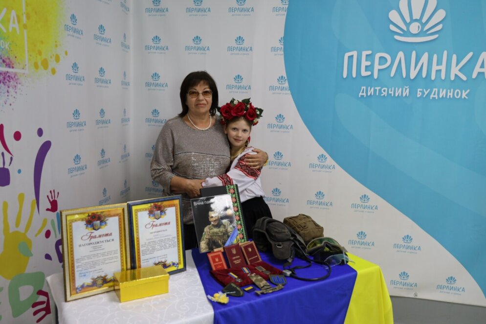 Жительница Днепра отдала детскому дому деньги, которые государство выделило за гибель сына-Героя 