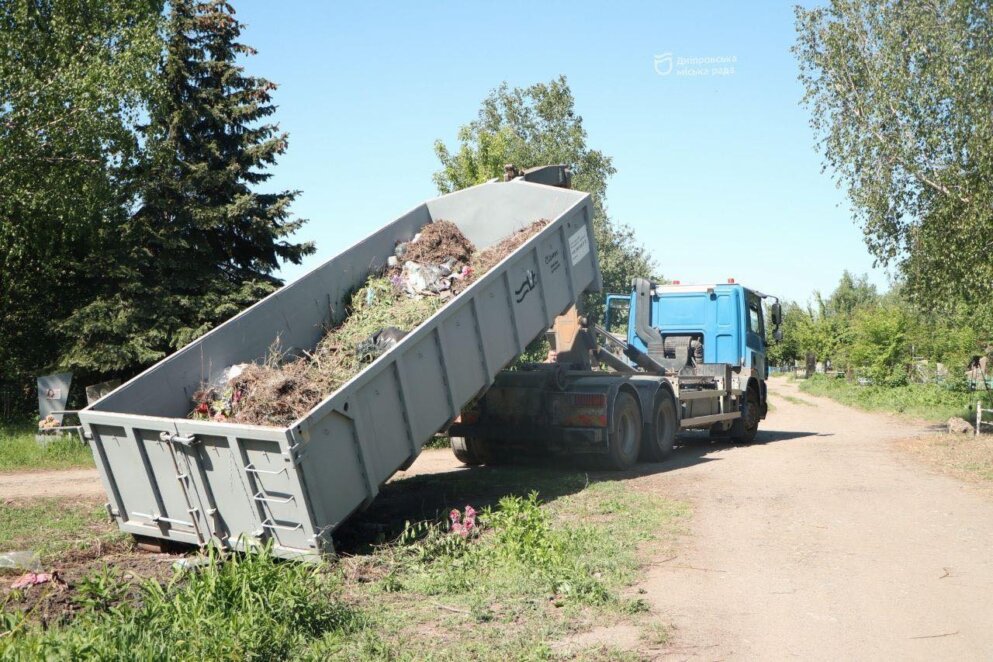 На дніпровських кладовищах з'явились зручні контейнери для сміття