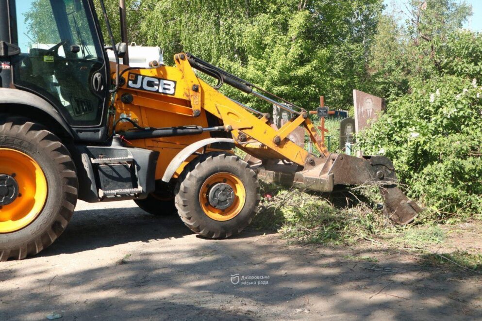 На дніпровських кладовищах з'явились зручні контейнери для сміття