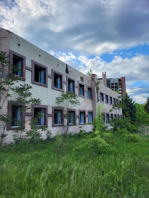 Приезжали на оздоровление со всей страны: как сейчас выглядит заброшенный санаторий «Днепровский»