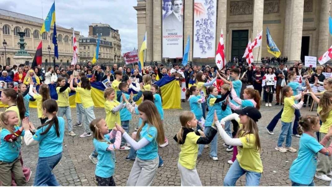 Дитячий музичний театр Golden Kids з Дніпра підкорив Париж - Наше Місто