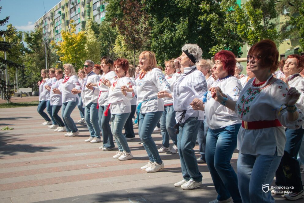 У Дніпрі до Дня вишиванки на пам’ятник Шевченку одягли величезний вишитий кептар