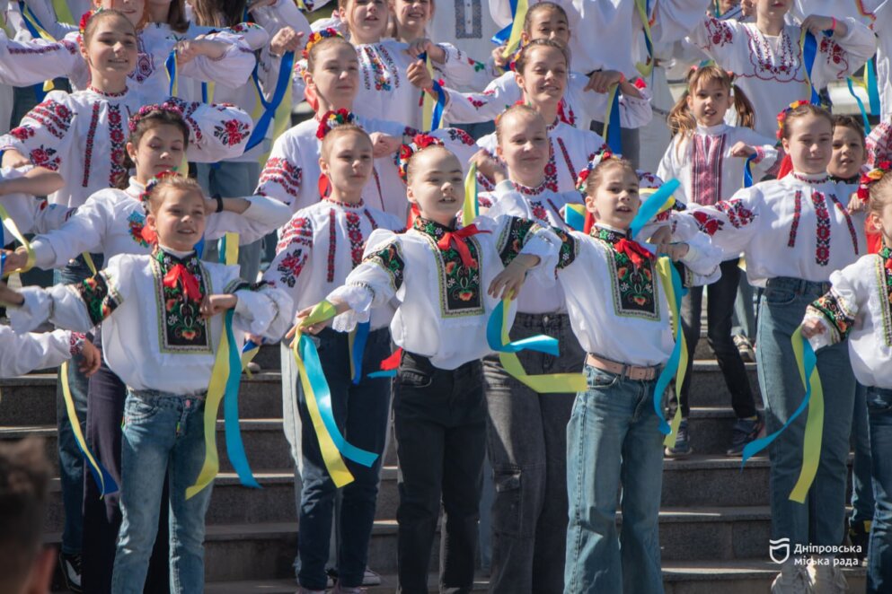 У Дніпрі до Дня вишиванки на пам’ятник Шевченку одягли величезний вишитий кептар