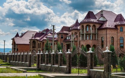 Кожна хата наче замок чи палац: як виглядає найбагатше село України
