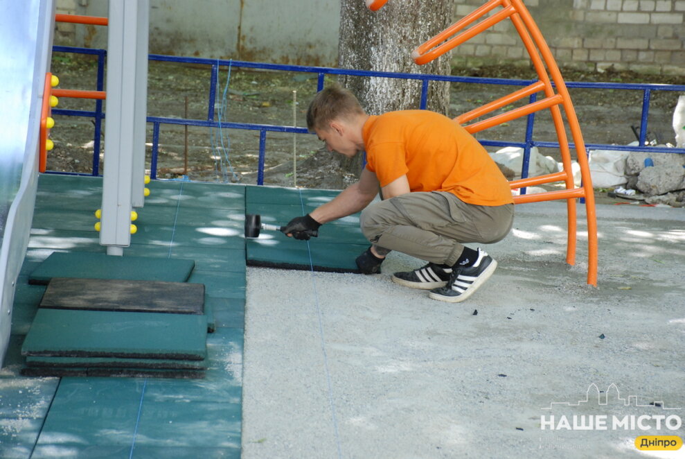 Сучасні гойдалки та безпечне покриття: у Дніпрі оновлюються дитячі майданчики