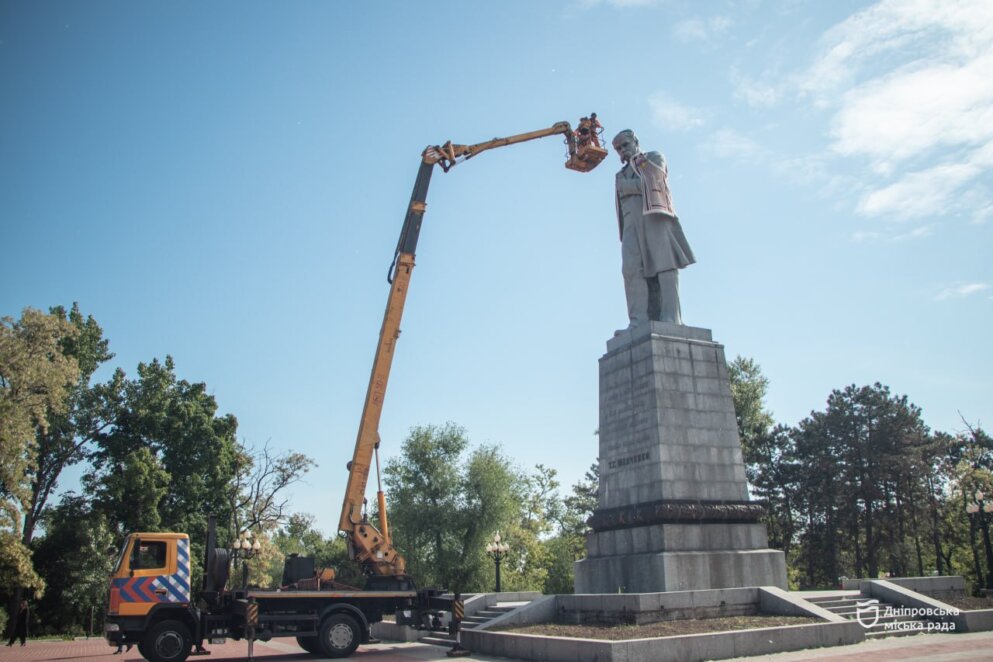 У Дніпрі до Дня вишиванки на пам’ятник Шевченку одягли величезний вишитий кептар