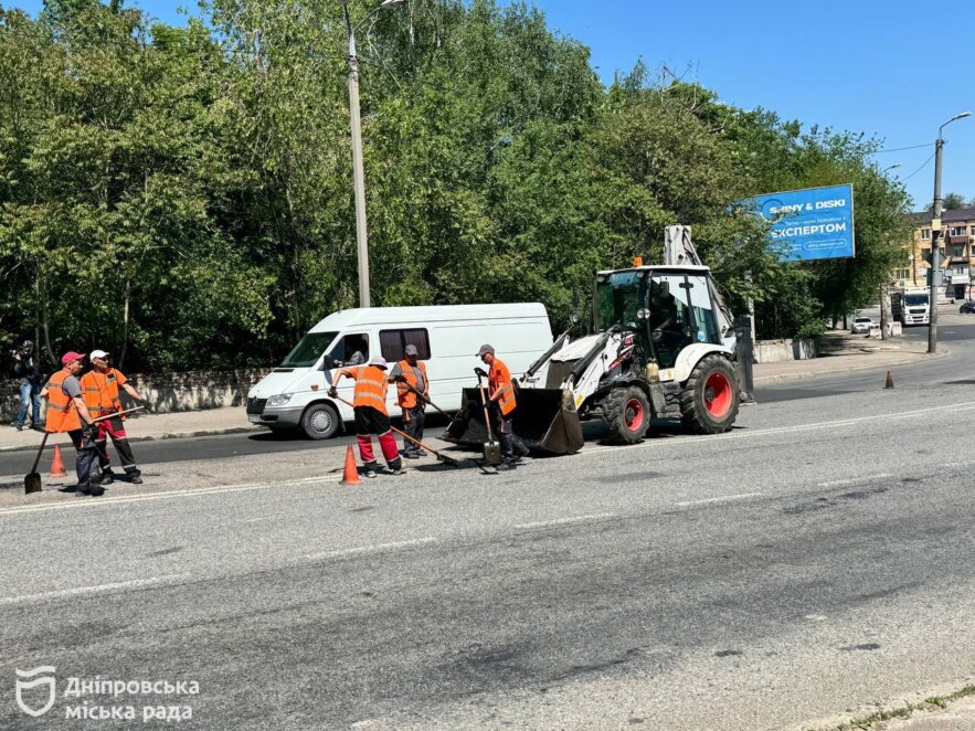 Бригади працюють на 10 обʼєктах одночасно: у Дніпрі з початку року відремонтували дороги на понад пів сотні вулиць