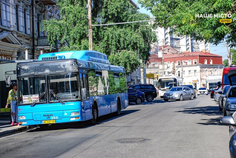 Як у Дніпрі курсує громадський транспорт 8 травня