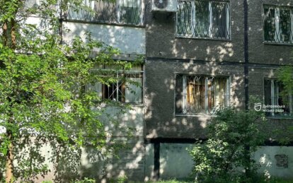 Комунальники Дніпра закривають плівкою вибиті вікна у багатоквартирних будинках, що постраждали внаслідок нічної атаки