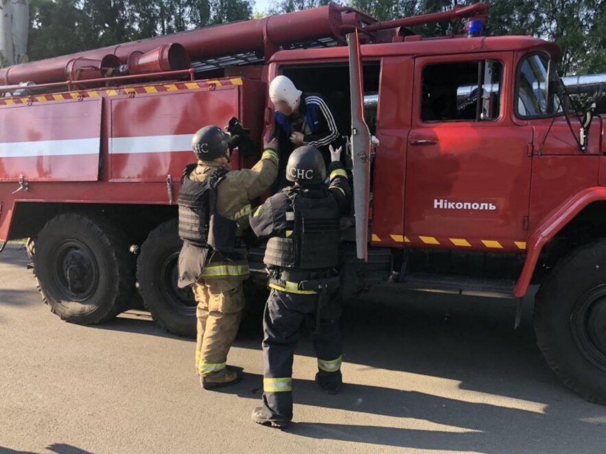 Оккупанты 16 раз обстреливали Никопольщину в течение дня: пострадали четыре человека