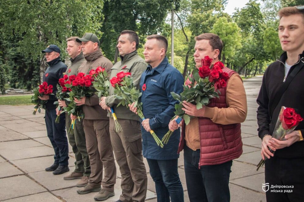 Дніпро вшановує полеглих у  День пам’яті та перемоги над нацизмом у Другій світовій війні