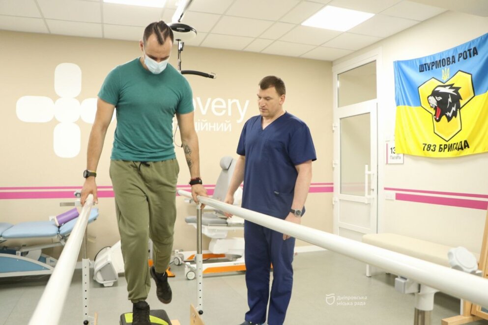 Як реабілітаційний центр Дніпра комплексно лікує військових після важких поранень