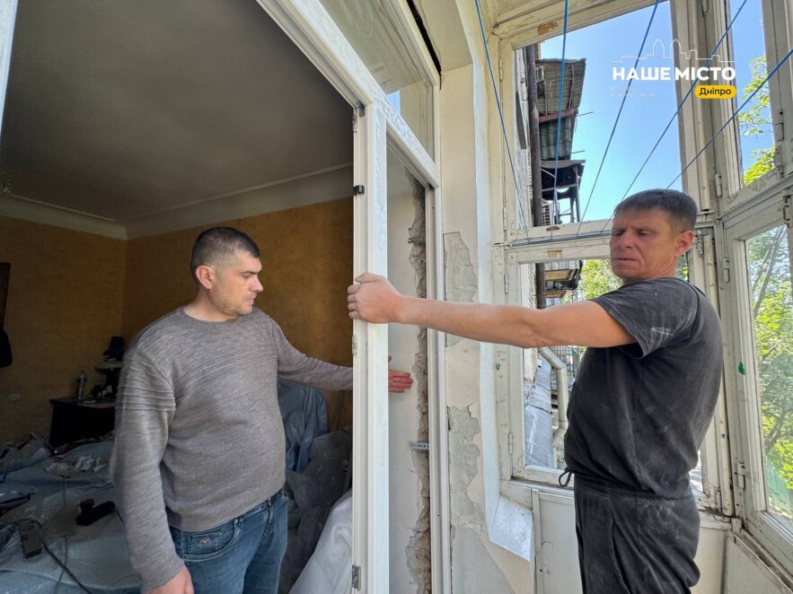 У Дніпрі продовжують відновлювати будинки, які постраждали внаслідок ракетного удару 19 квітня