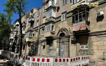 У Дніпрі продовжують відновлювати будинки, які постраждали внаслідок ракетного удару 19 квітня
