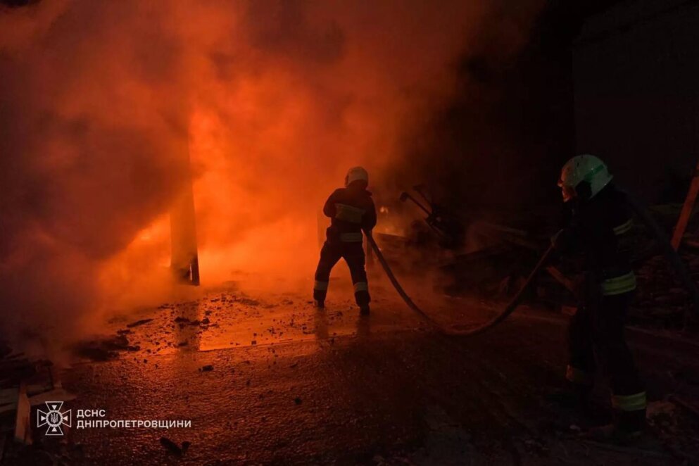 У Дніпрі вночі сталася пожежа на деревообробному підприємстві