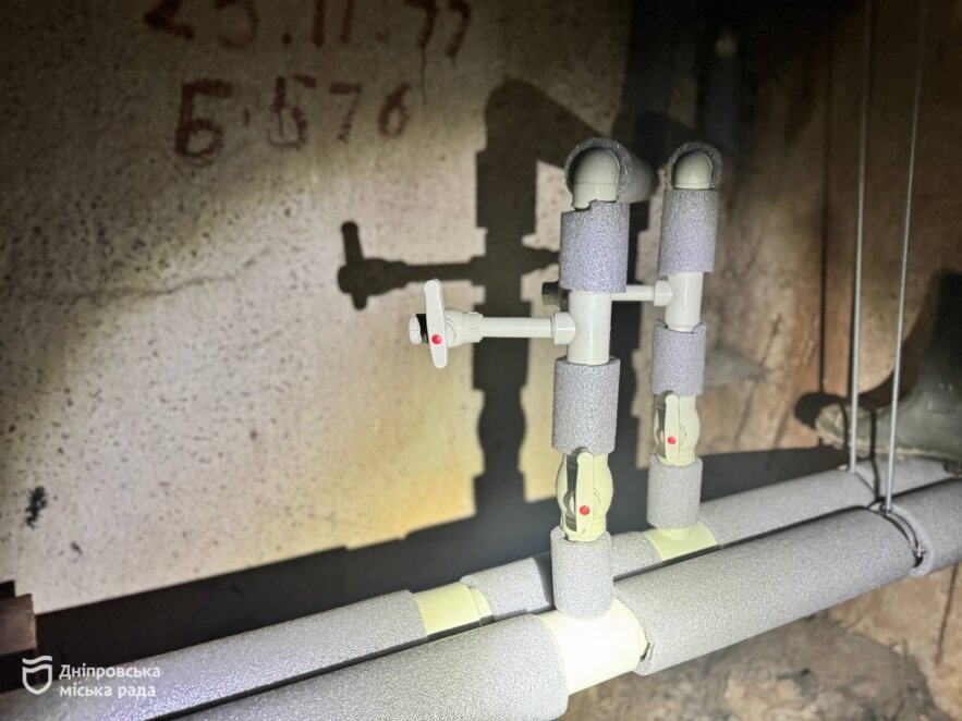 Нова система опалення та вимощення: у Дніпрі виконують аварійні ремонти у житлових будинках
