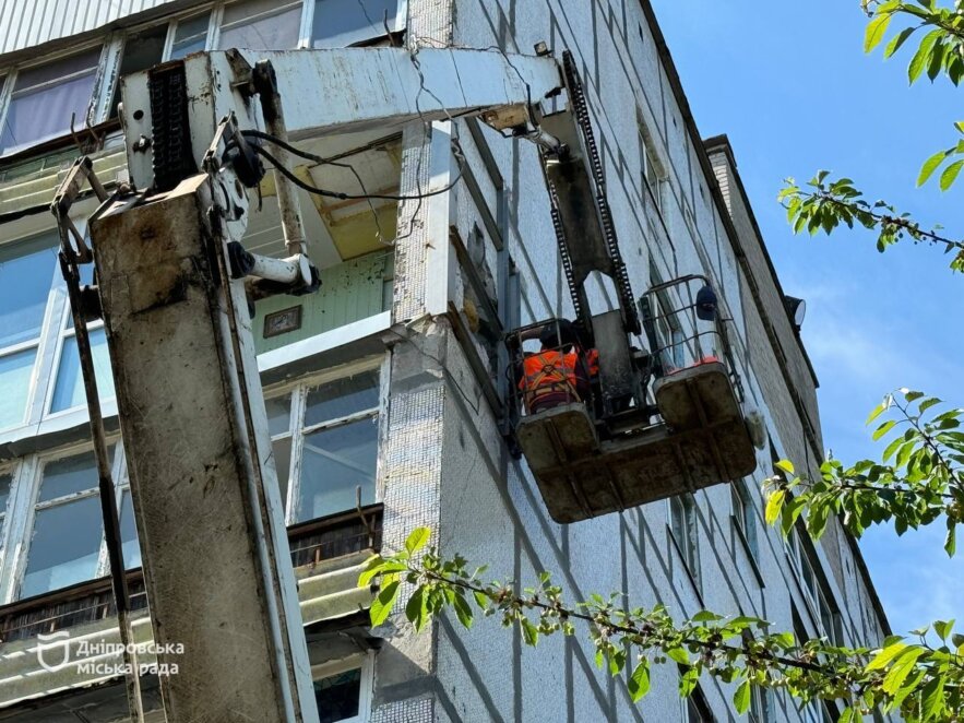 У Дніпрі ремонтують фасад будинку ОСББ у Новокодацькому районі, який постраждав внаслідок ракетного обстрілу