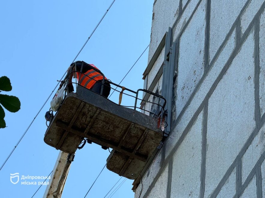 У Дніпрі ремонтують фасад будинку ОСББ у Новокодацькому районі, який постраждав внаслідок ракетного обстрілу