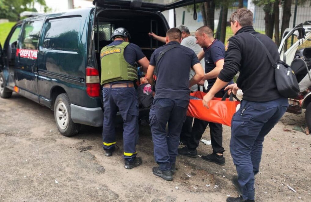 У Нікополі внаслідок атаки окупантів загинув водій швидкої, його дружина у важкому стані