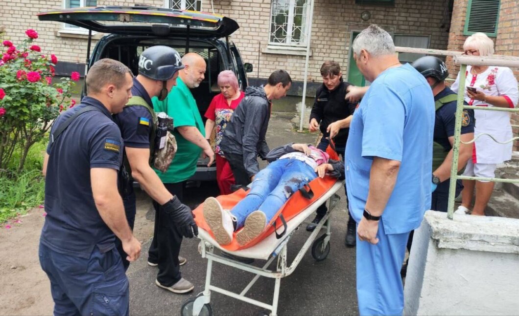 У Нікополі внаслідок атаки окупантів загинув водій швидкої, його дружина у важкому стані