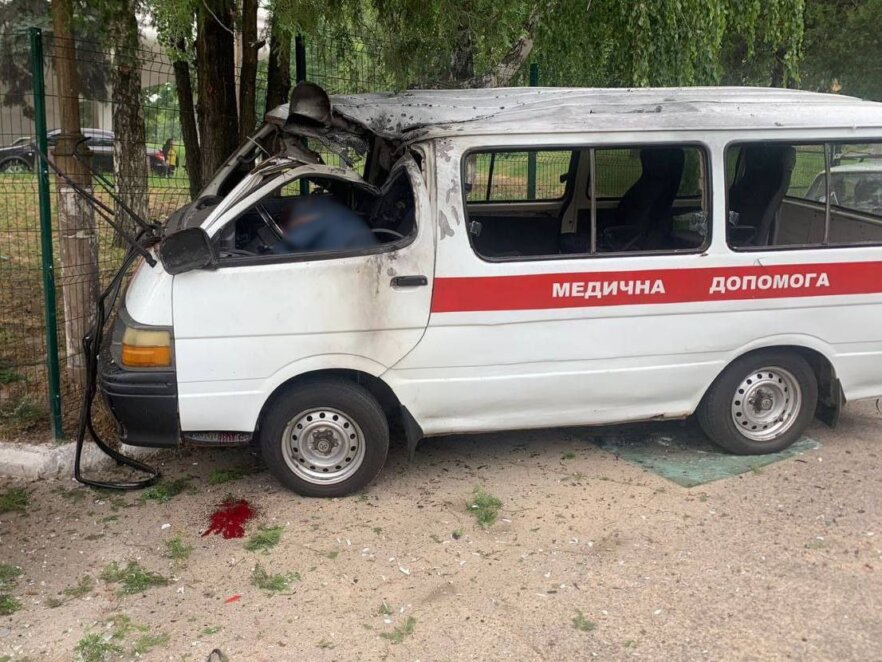 У Нікополі внаслідок атаки окупантів загинув водій швидкої, його дружина у важкому стані