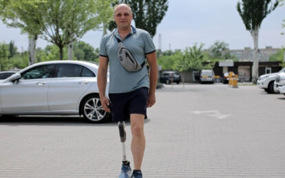 У Дніпрі захисник, який на війні втратив ногу, вперше в Україні отримав посвідчення водія категорії ...