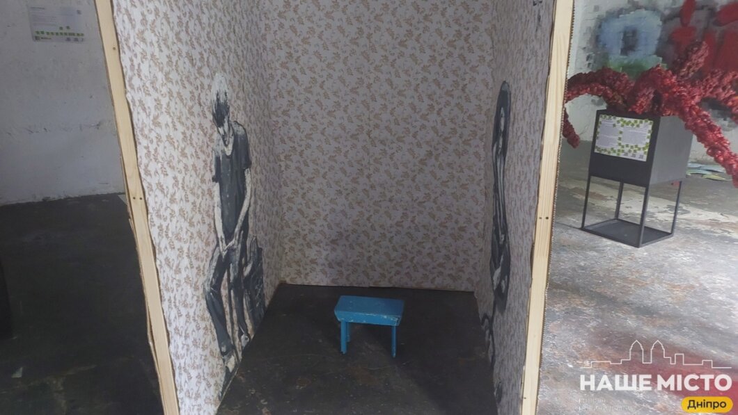 «Розовые очки» и «Самое простое укрытие»: в «Днепр Арт Стейдж» проходит выставка арт-сквота