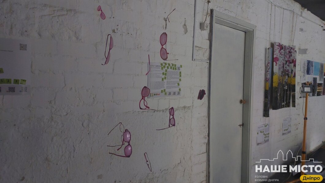 «Розовые очки» и «Самое простое укрытие»: в «Днепр Арт Стейдж» проходит выставка арт-сквота