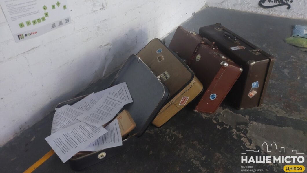 «Розовые очки» и «Самое простое укрытие»: в «Днепр Арт Стейдж» проходит выставка арт-сквота