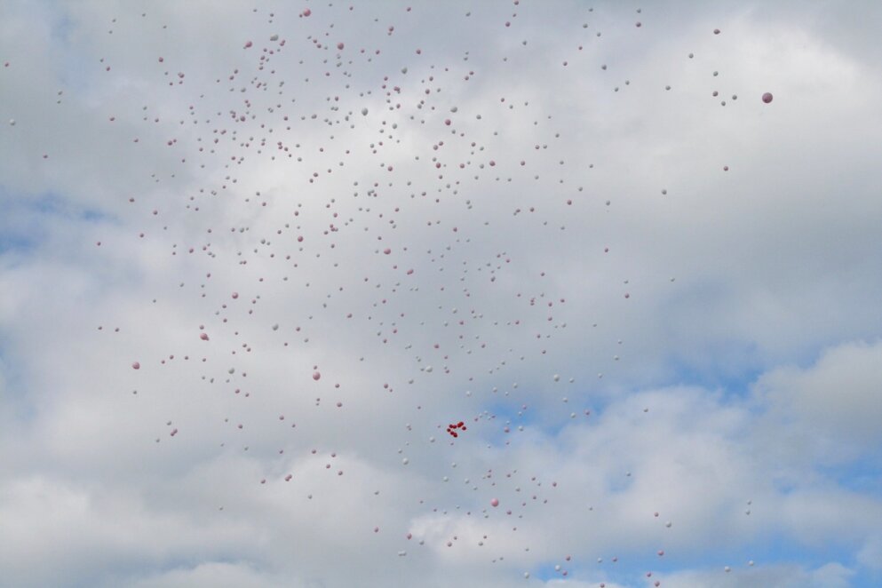 Німеччина в кульках на згадку про Валерію: тисячі людей попрощалися з вбитою 9-річною дівчинкою з Дніпропетровщини