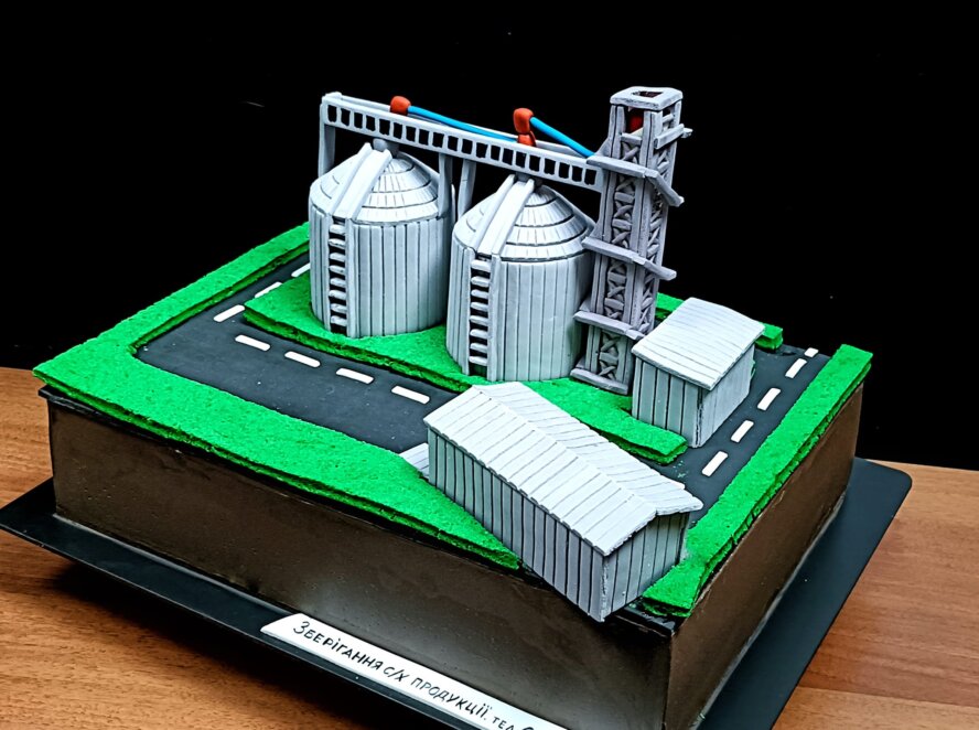 У Дніпрі кондитер створив гігантський панорамний торт у вигляді елеватора - Наше Місто