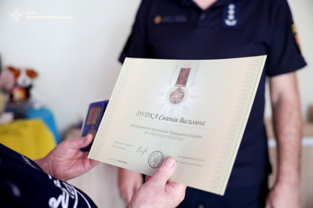Відому рятувальницю з Дніпра Євгенію Дудку посмертно нагородили відзнакою «За оборону України»