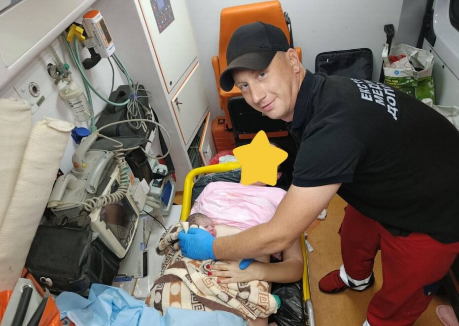 На Дніпропетровщині 40-річна жінка народила дитину в кареті швидкої