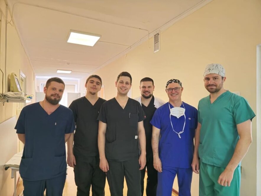 У Дніпрі видатний лікар з Туреччини провів унікальну 11-годинну операцію дівчинці на щелепі