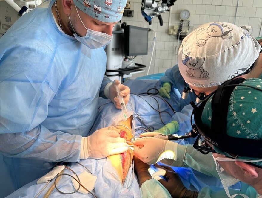 У Дніпрі видатний лікар з Туреччини провів унікальну 11-годинну операцію дівчинці на щелепі