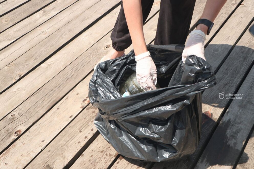 У Дніпрі представники мерії та ДТЕК чистили від сміття берег Монастирського острова