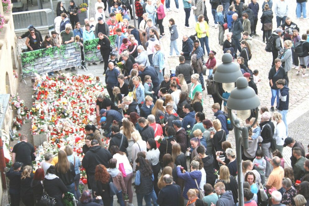 Німеччина в кульках на згадку про Валерію: тисячі людей попрощалися з вбитою 9-річною дівчинкою з Дніпропетровщини 