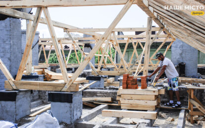 В Днепре капитально ремонтируют крышу дома, который пострадал из-за сильного пожара