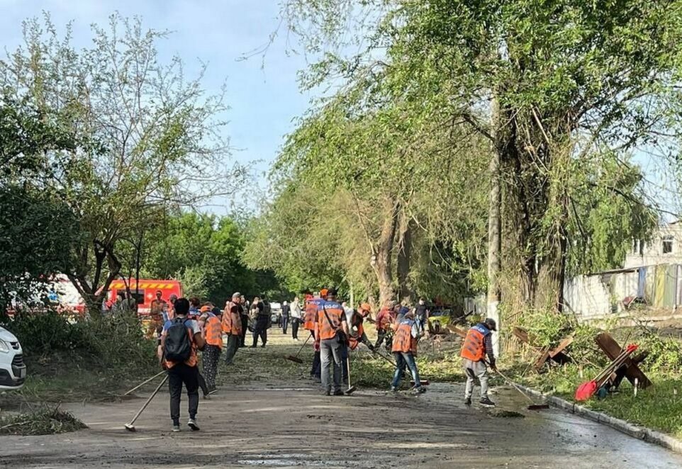 У Дніпрі комунальники ліквідують наслідки падіння уламків ракет